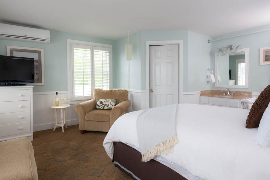 Vineyard Square Hotel And Suites Edgartown Room photo
