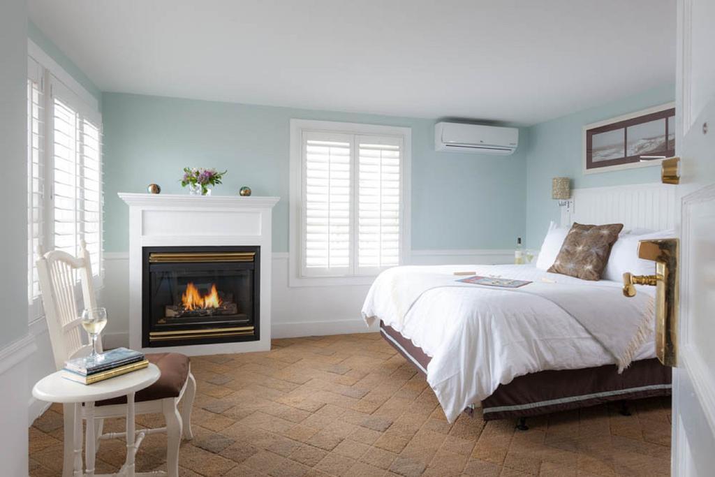 Vineyard Square Hotel And Suites Edgartown Room photo