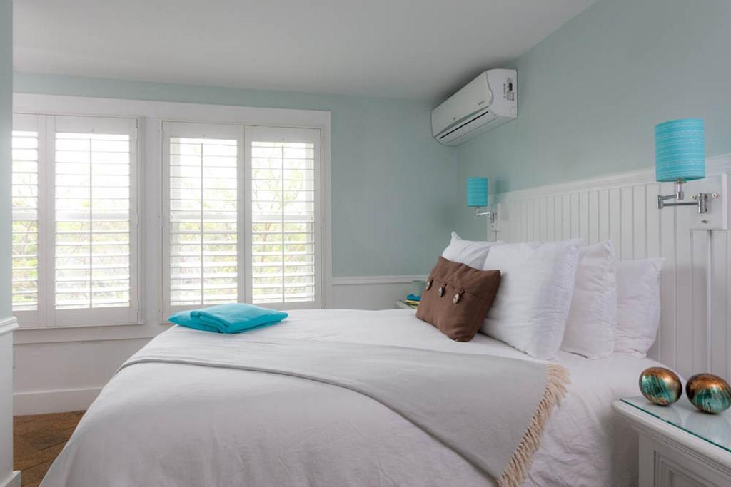 Vineyard Square Hotel And Suites Edgartown Room photo