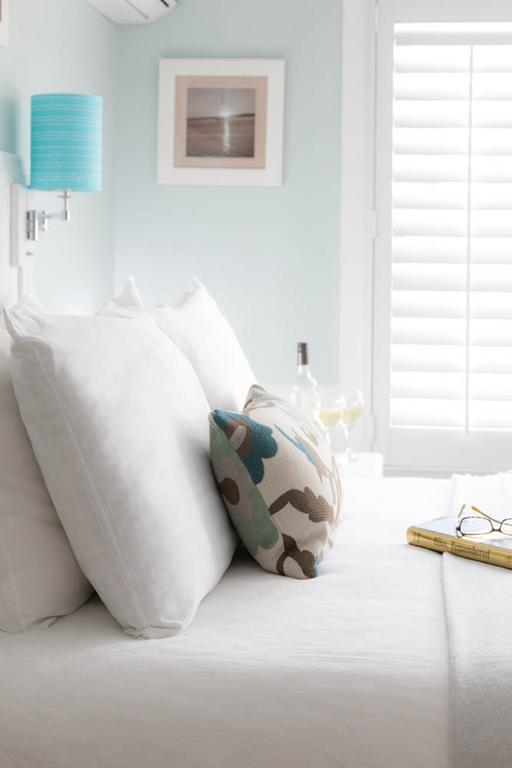 Vineyard Square Hotel And Suites Edgartown Room photo