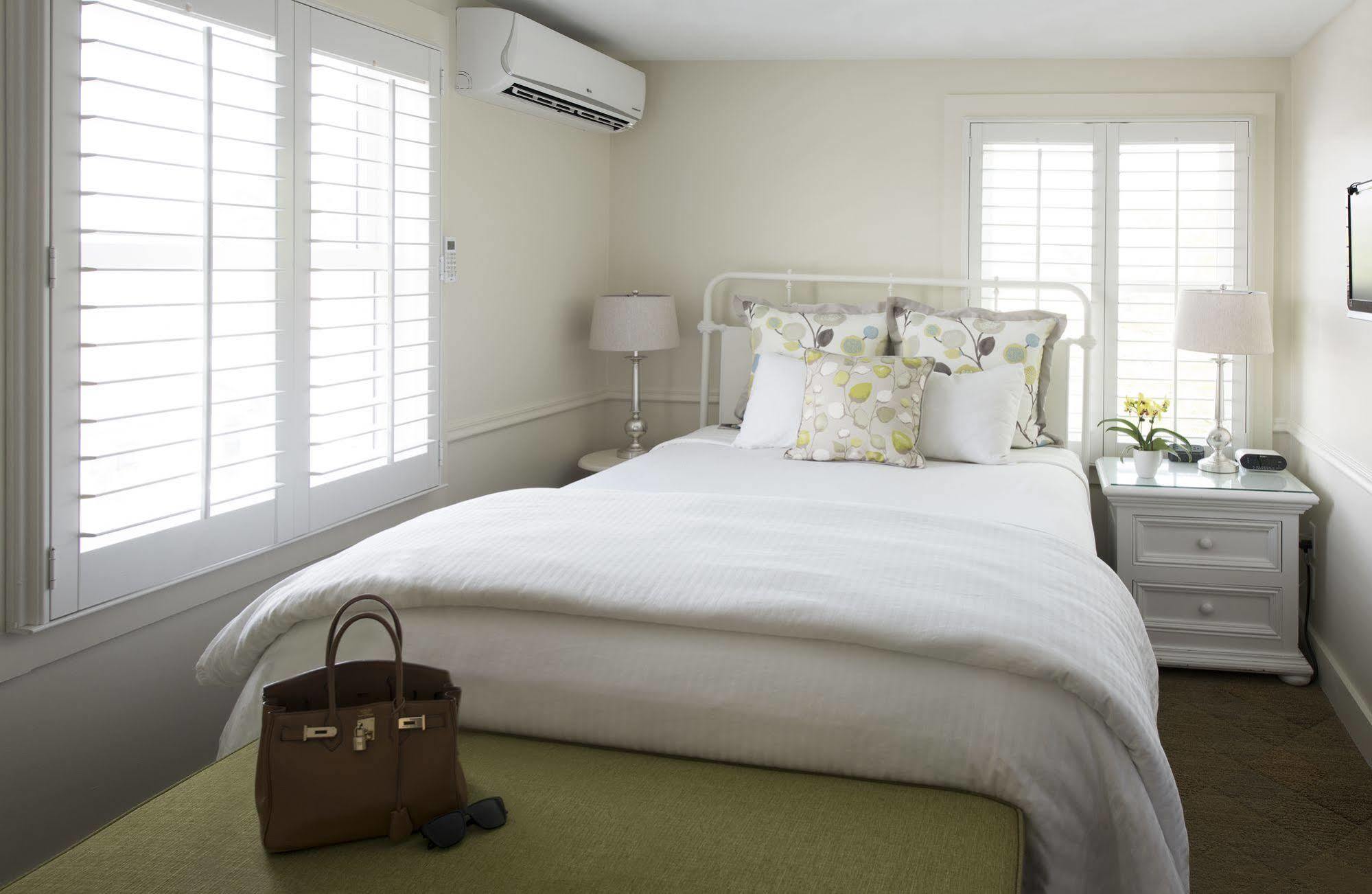 Vineyard Square Hotel And Suites Edgartown Exterior photo