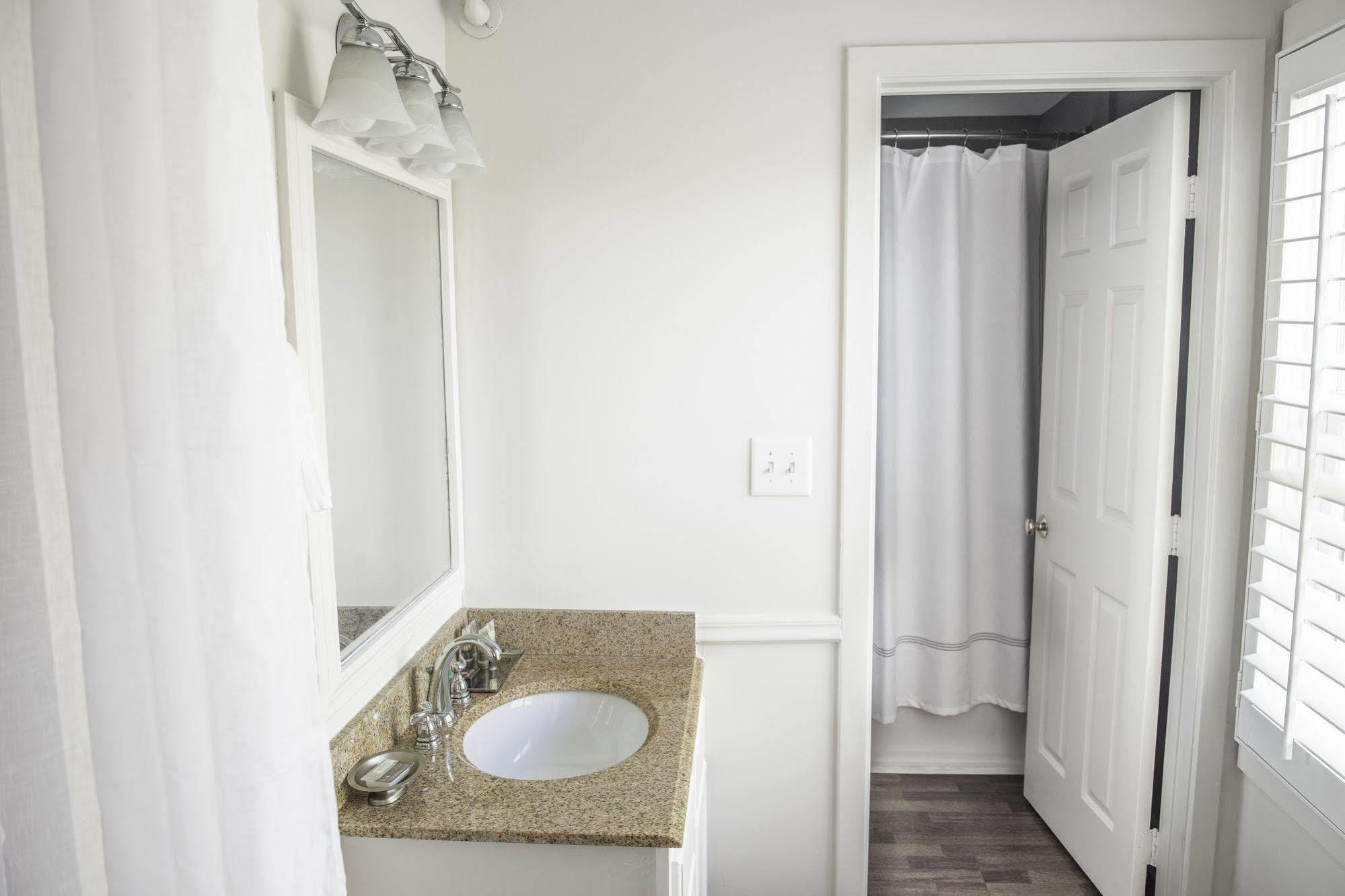Vineyard Square Hotel And Suites Edgartown Exterior photo