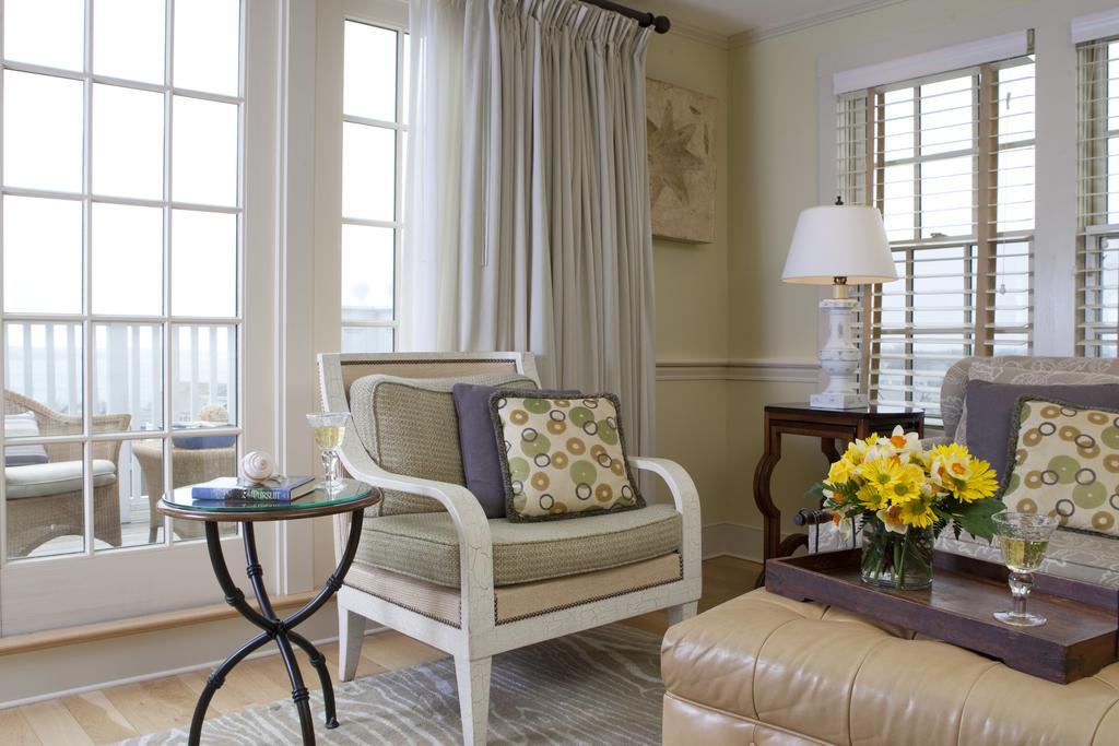 Vineyard Square Hotel And Suites Edgartown Exterior photo